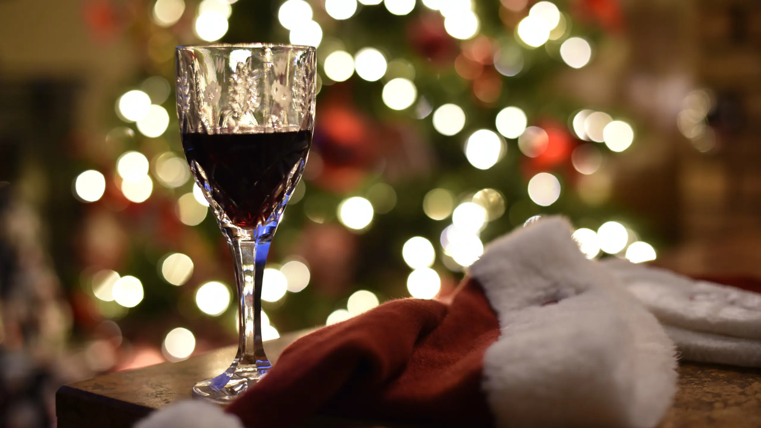 Vinglas Med Rødvin Foran Juletræ Med Lys